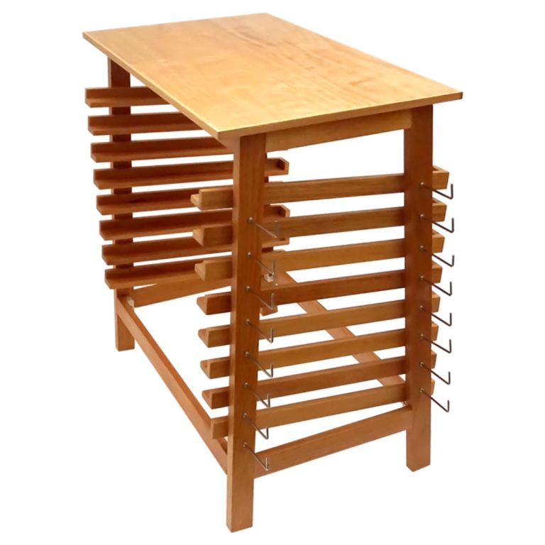 8 Map Stand